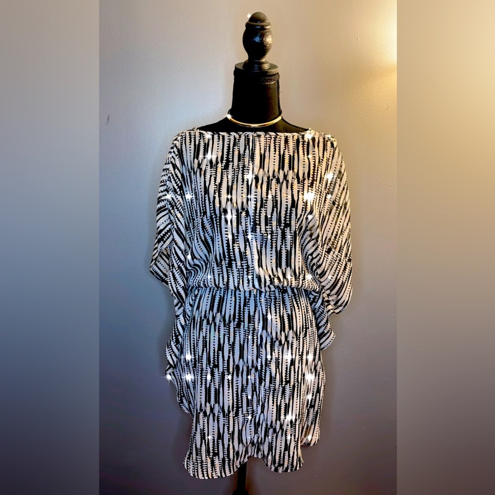 Tunic dress with gold color.